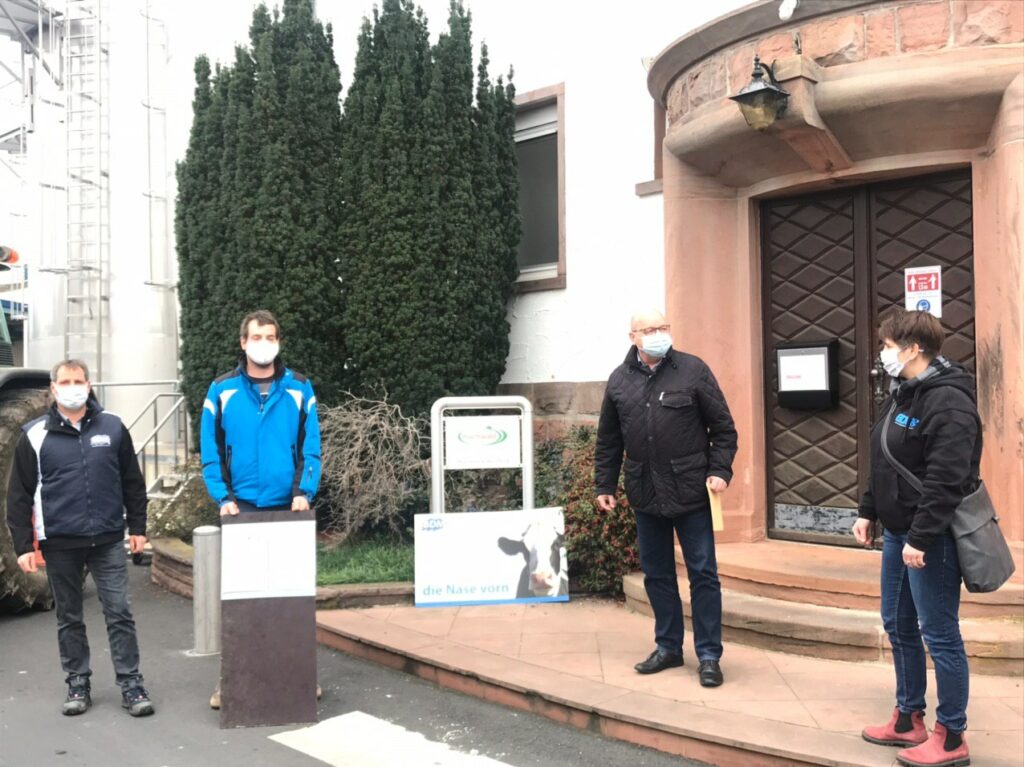 Vier Personen vor Werkeingang