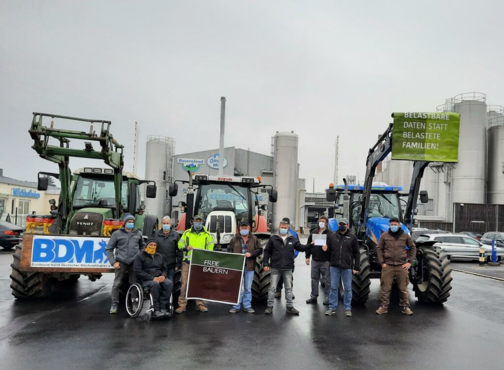 Landwirte vor der Bayernland Molkerei in Amberg