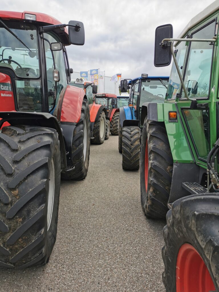 Schlepper vor der Molkerei Hochwald in Schongau