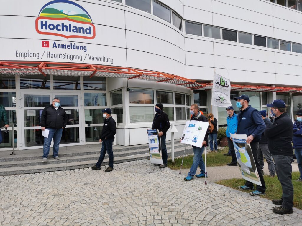 Landwirte empfangen das Schreiben der Molkerei Hochwald in Schongau