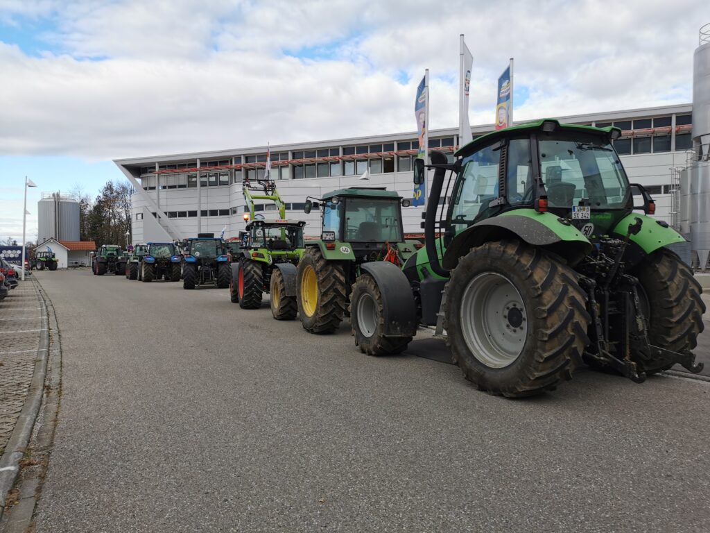 Schlepper vor der Molkerei Hochwald in Schongau