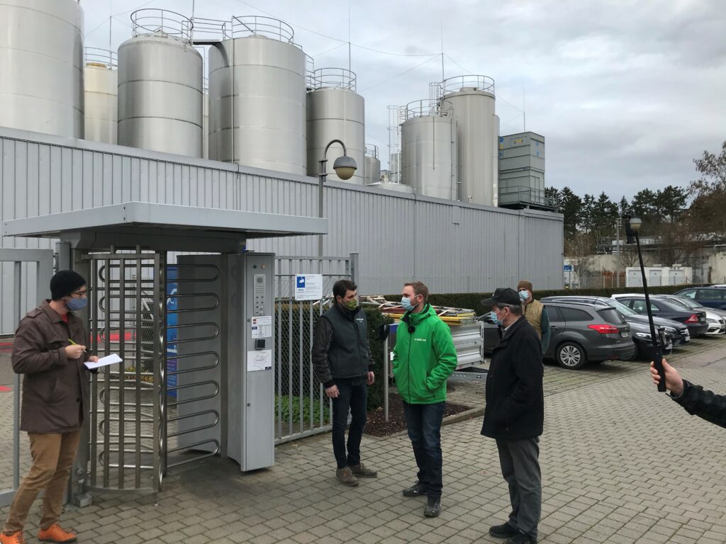 Landwirte vor dem Tor der Molkerei Weihenstephan in Freising