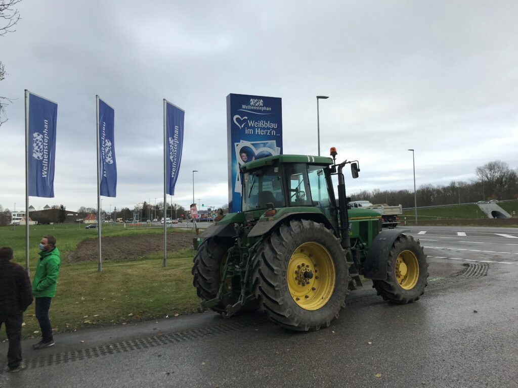 Schlepper in der EInfahrt der Molkerei Weihenstephan in Freising