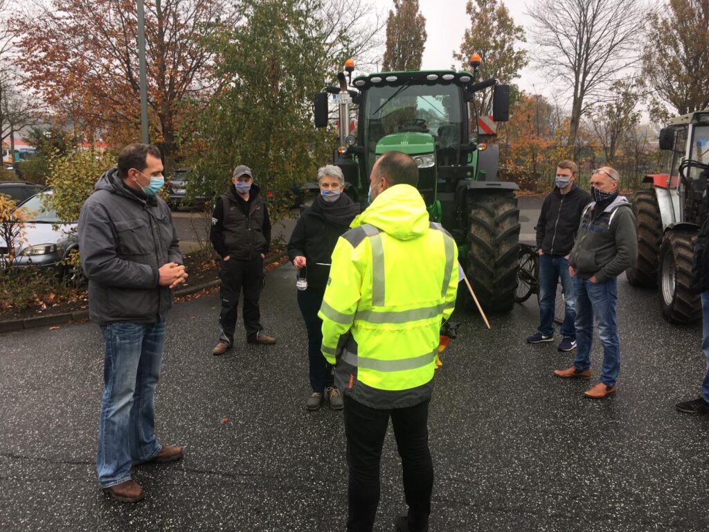 Bauern reden mit Vertreter der Molkerei