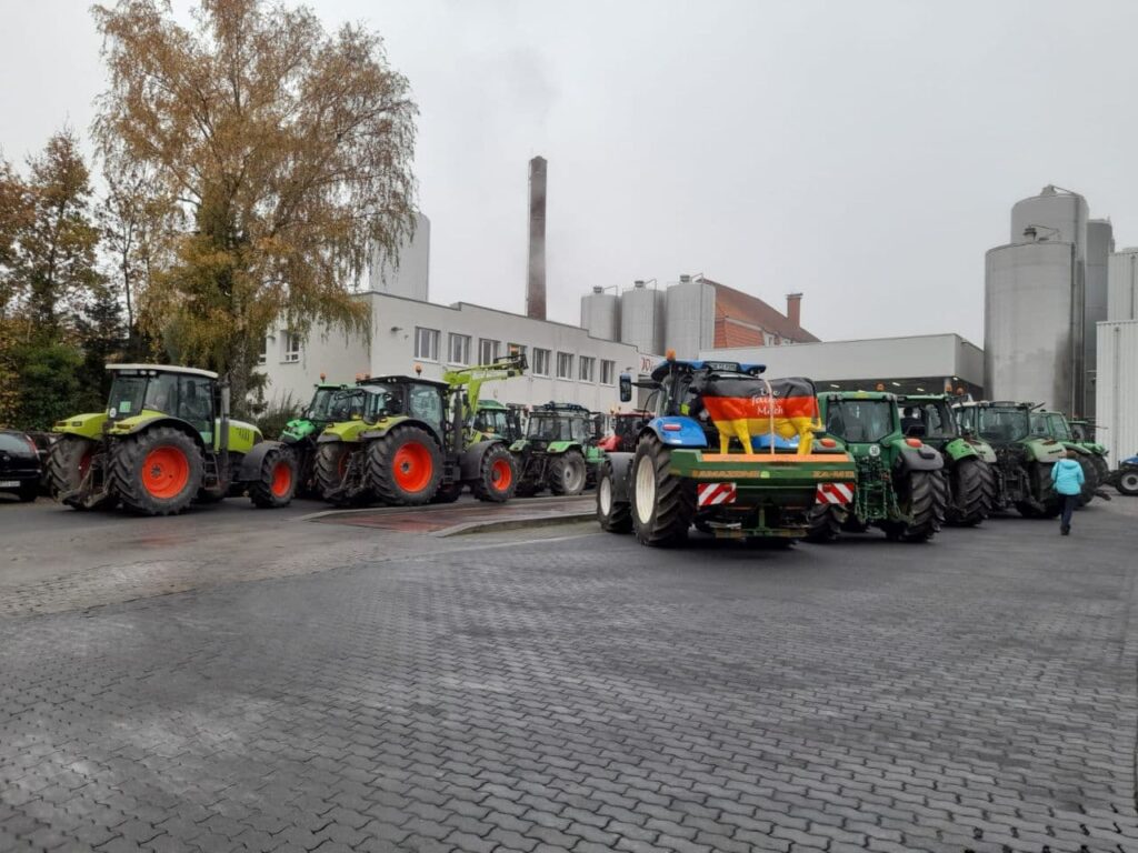 Schlepper stehen vor der Molkerei Wiegert in Velen