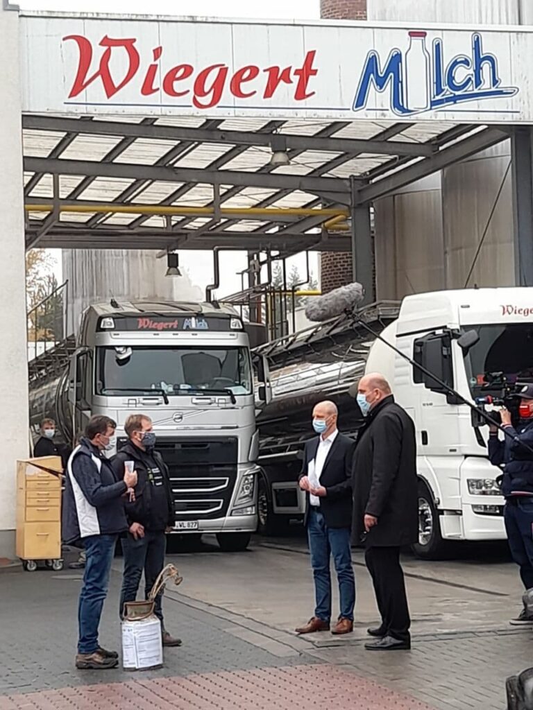 Bauern übergeben Forderungen an Molkerei Wiegert mit Presse