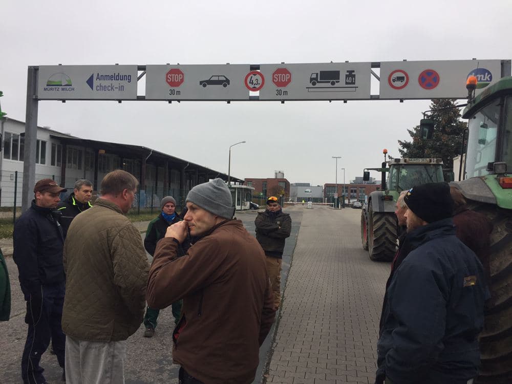 Landwirte stehen in der Einfahrt von Müritz-Milch in Waren