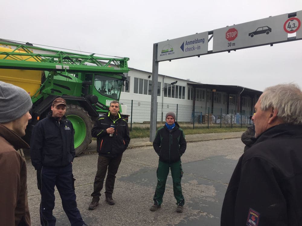 Bauern stehen in der Auffahrt von Müritz Milch in Müritz