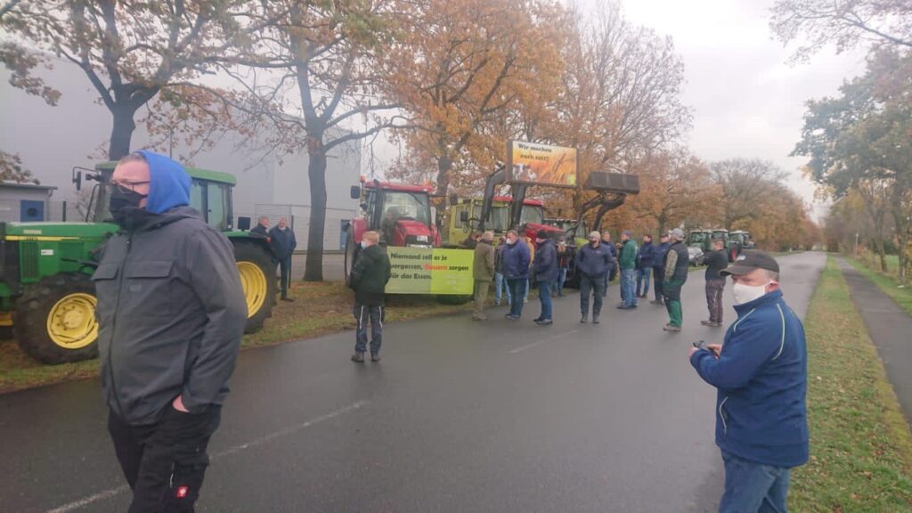 Landwirte vor der DMK Deutsches Milchkontor in Neubörger
