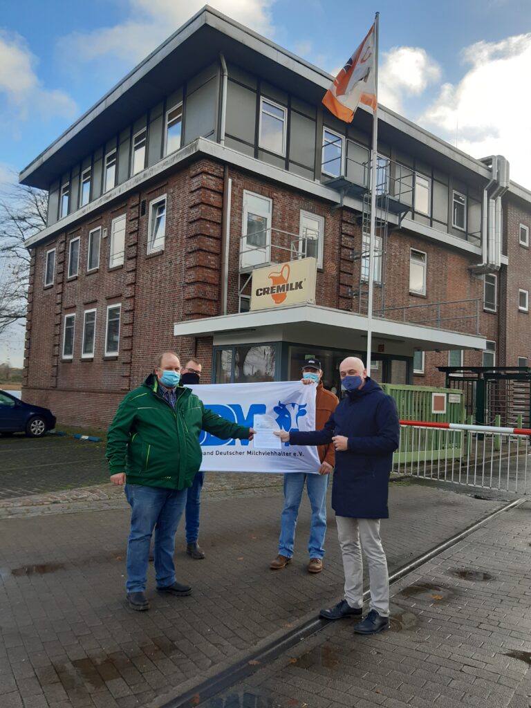 Landwirte vor dem Tor der Cremilk in Kappeln
