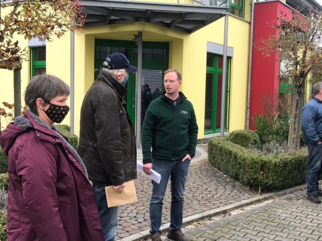 Bauern stehen vor dem Eingang ver Fleischvermarktung
