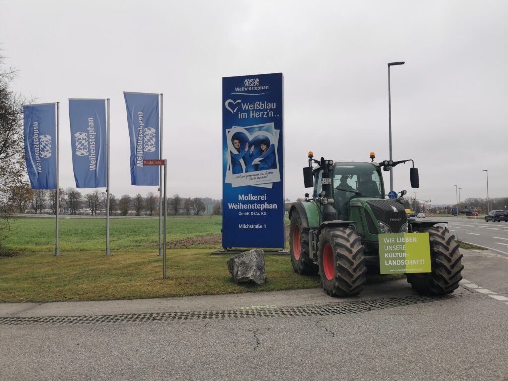 Traktor an der Einfahrt zur Molkerei Weihenstephan