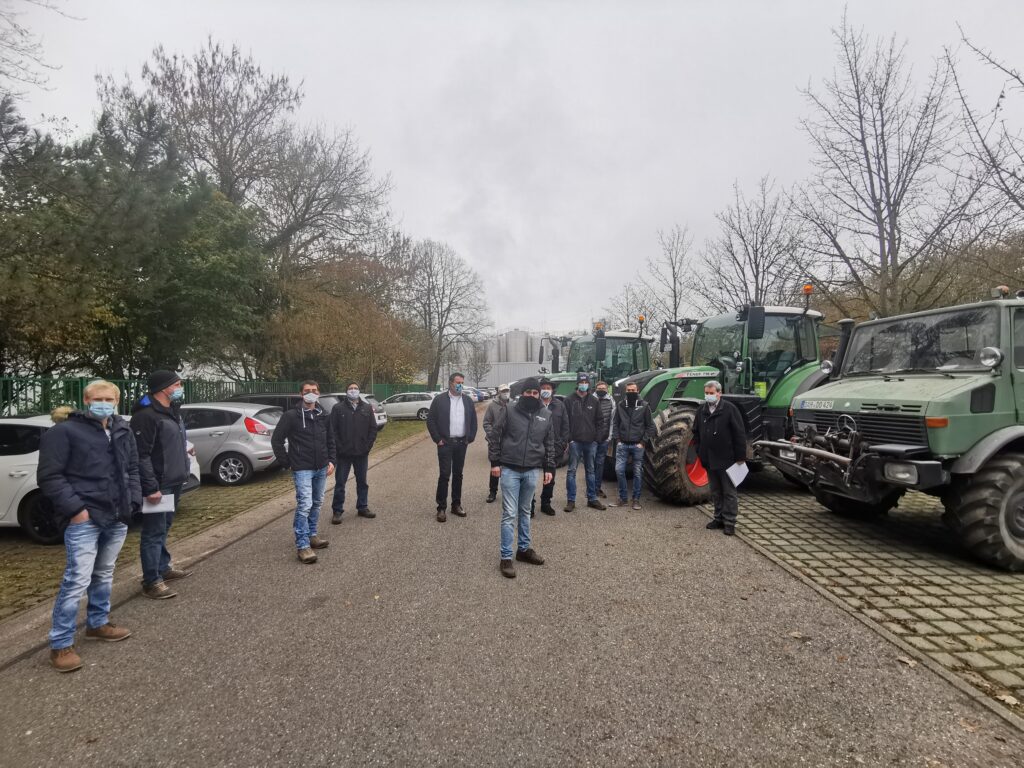 Traktoren in der Einfahrt von Weihnstephan mit Demonstranten
