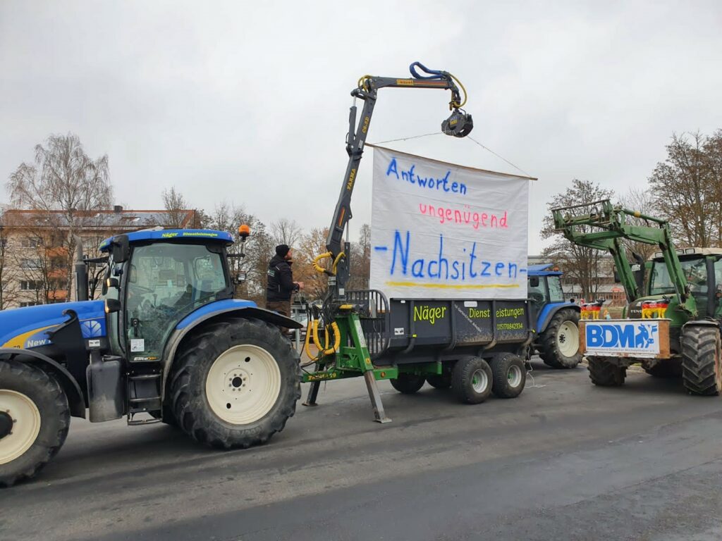 Landwirte vor der Bayernland e.G. in Amberg