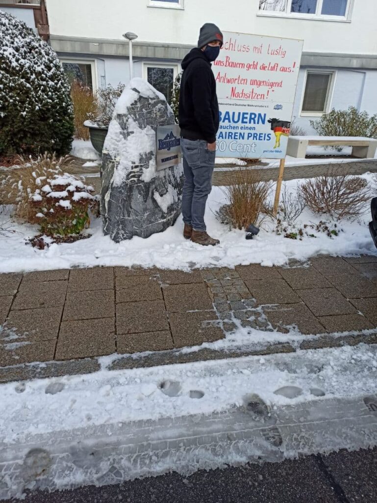 Landwirt vor der Käserei Bergader in Waging
