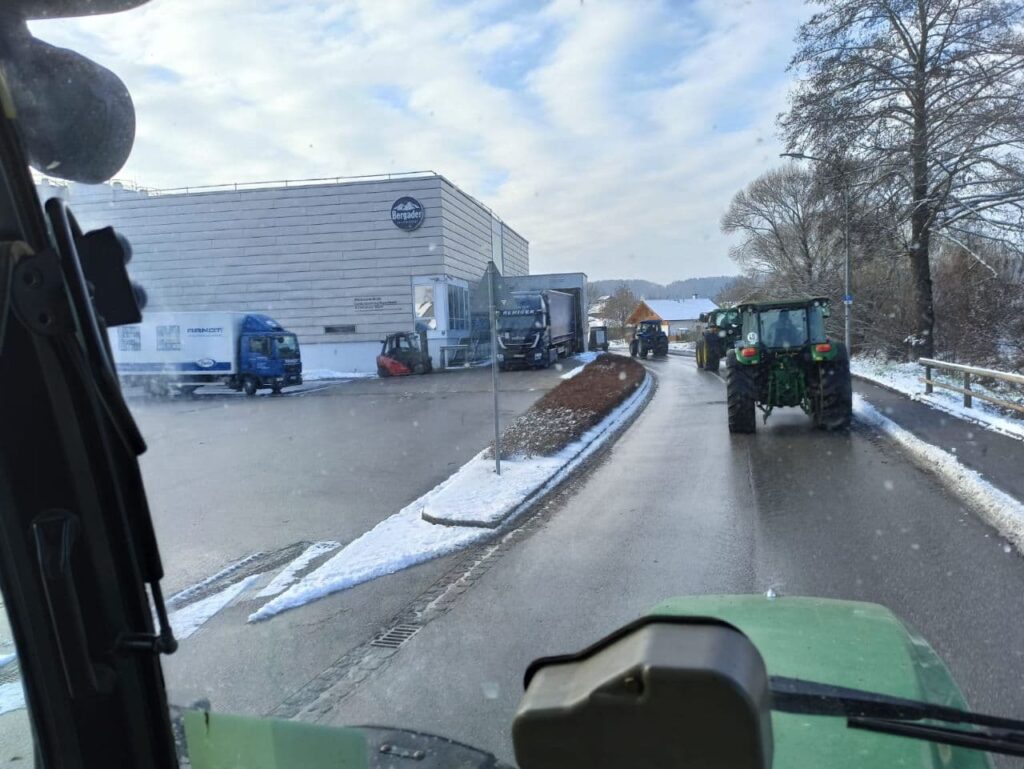 Landwirte vor der Käserei Bergader in Waging