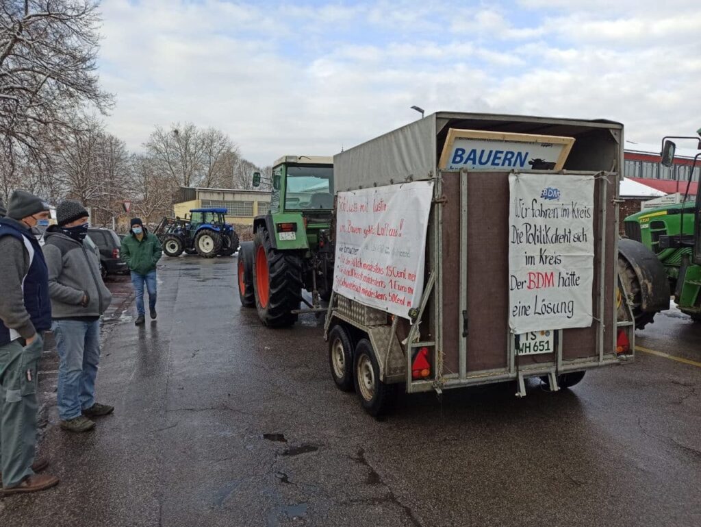 Landwirte vor der Käserei Bergader in Waging