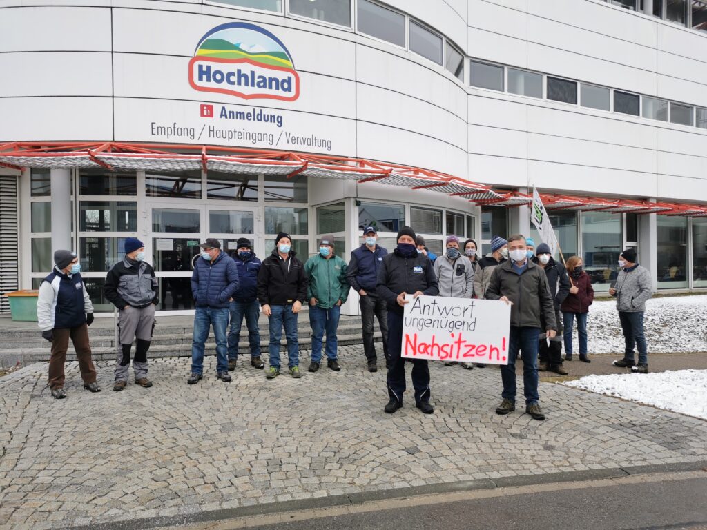 Landwirte vor der Molkerei Hochland in Schongau