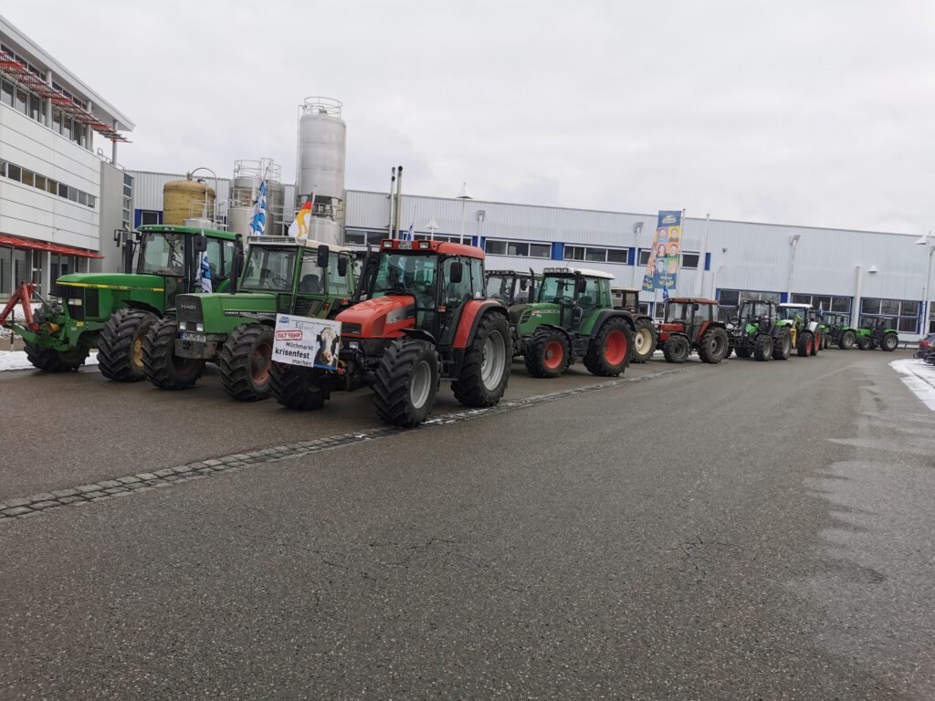 Schlepper vor der Molkerei Hochland in Schongau