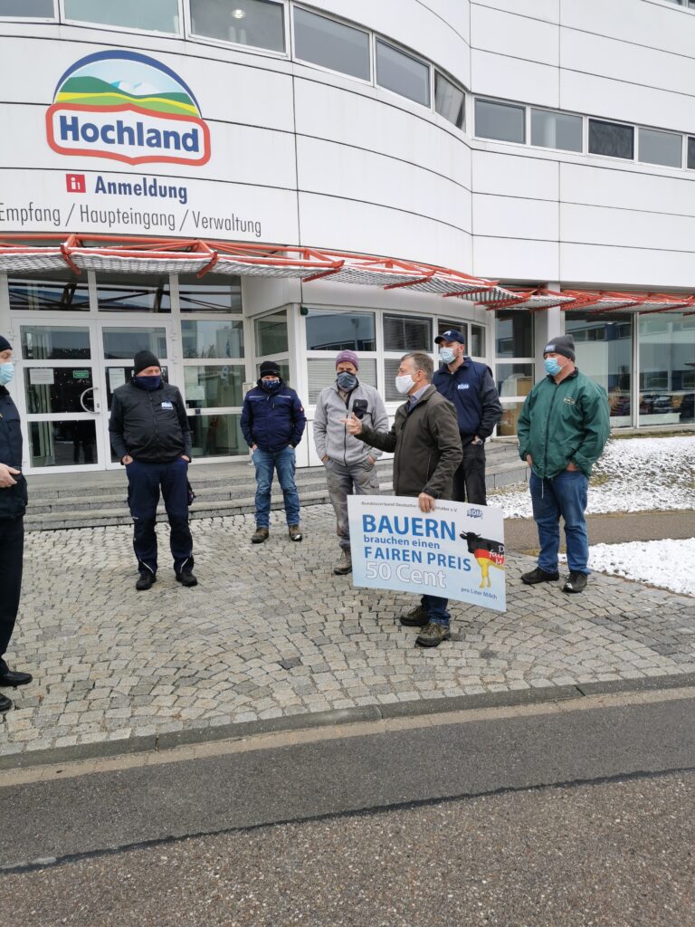 Landwirte im Gespräch vor der Molkerei Hochland in Schongau