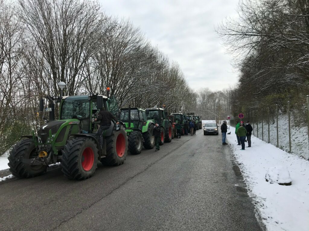 Landwirte vor der Molkerei Weihenstephan in Freising