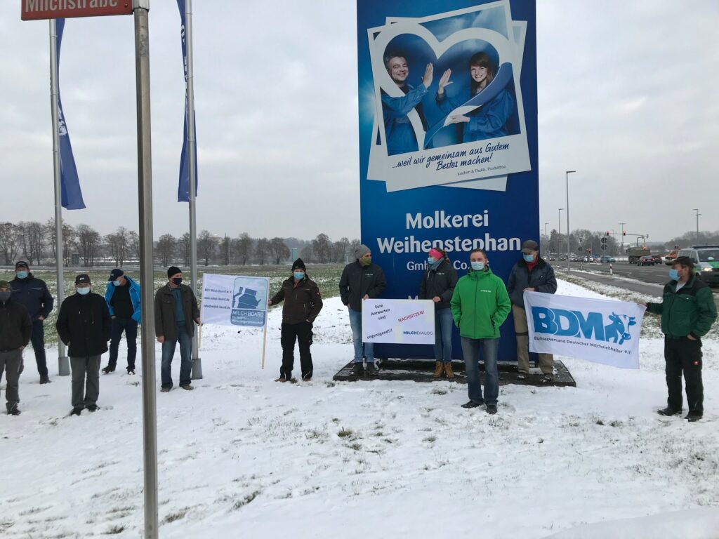 Landwirte vor der Molkerei Weihenstephan in Freising