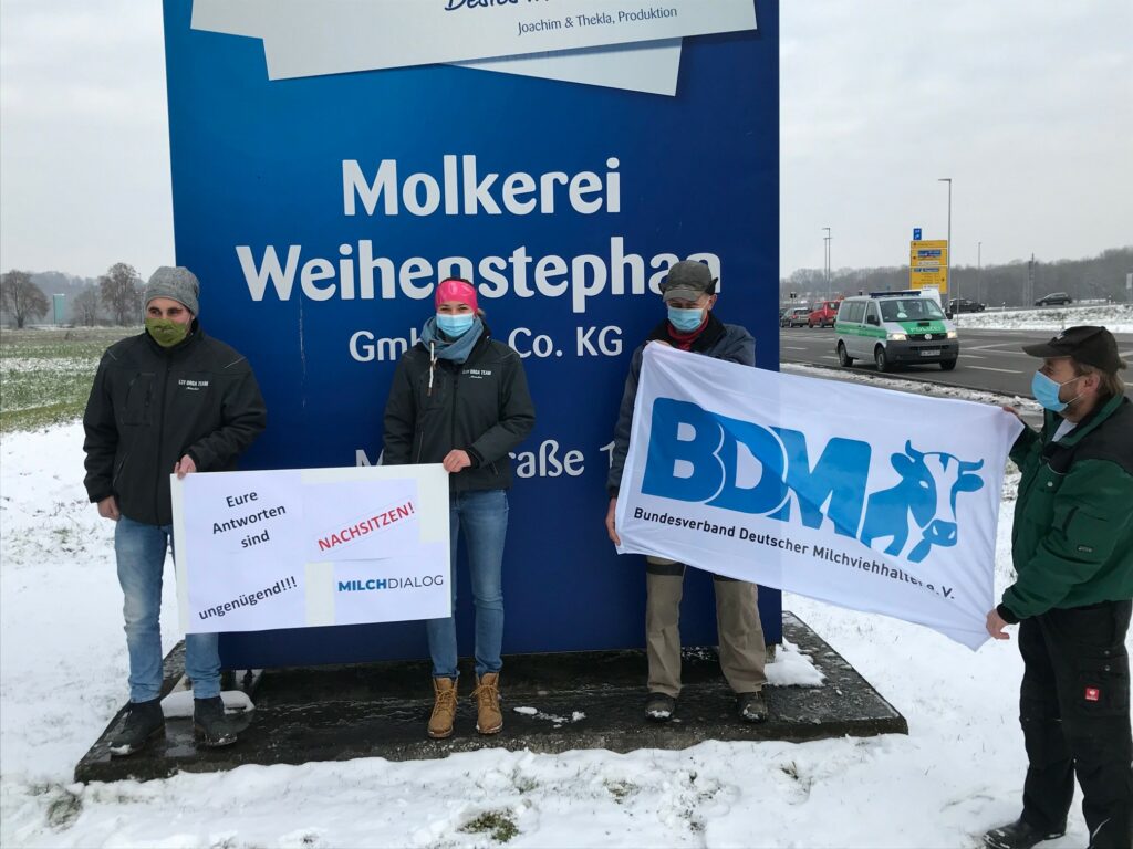 Landwirte vor der Molkerei Weihenstephan in Freising