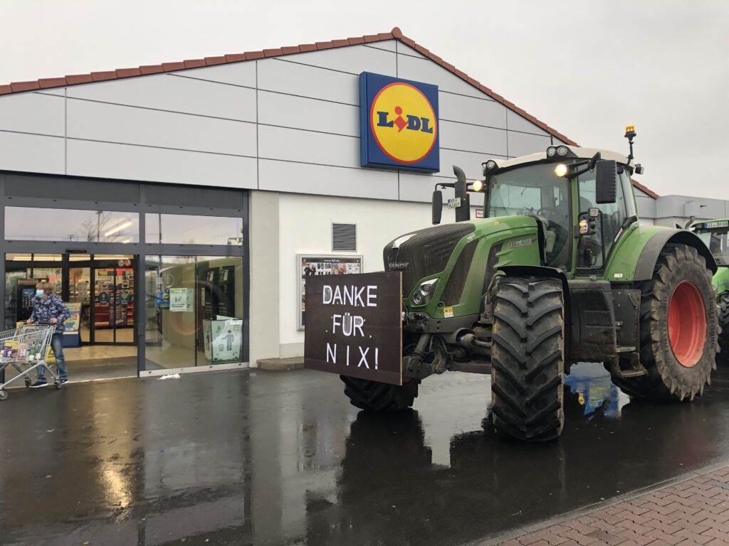 Landwirte vor dem Lidl in Hungen