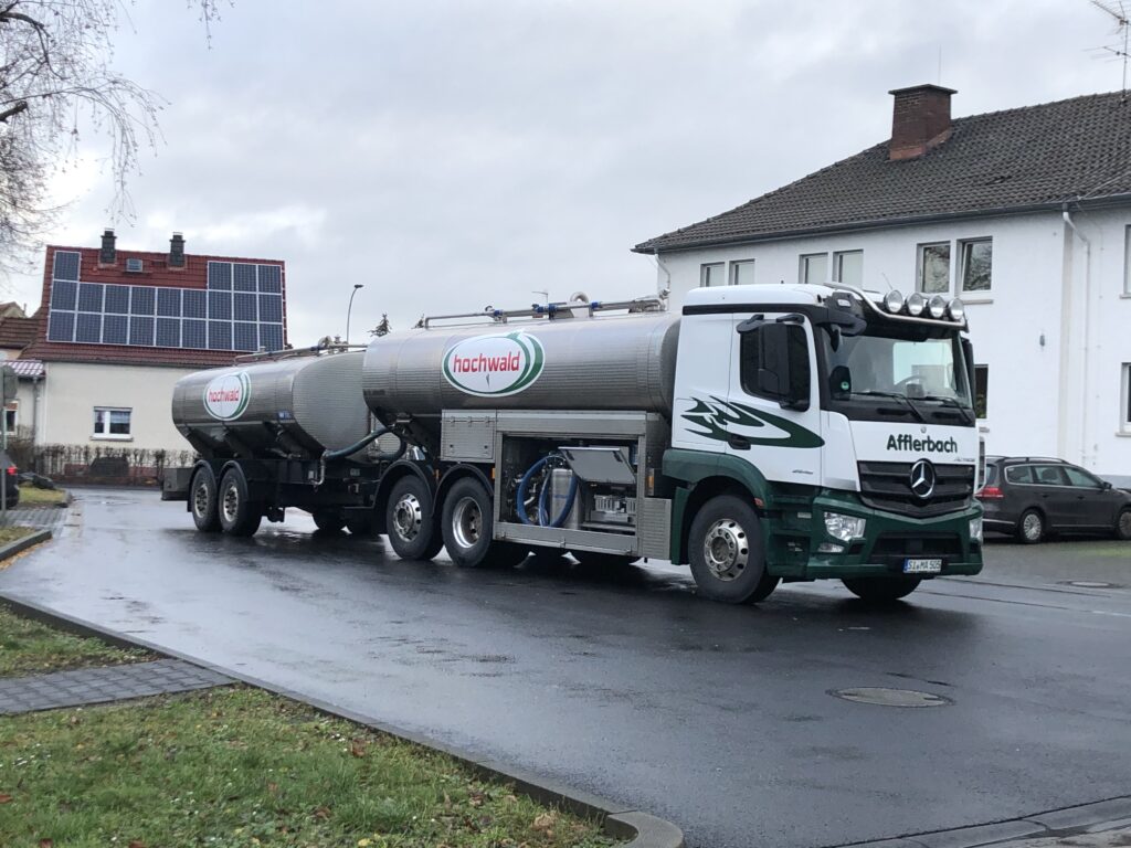 Landwirt vor der Molkerei Hochwald in Hungen