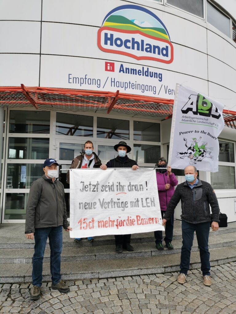 Landwirte vor der Hochland Molkerei in Schongau