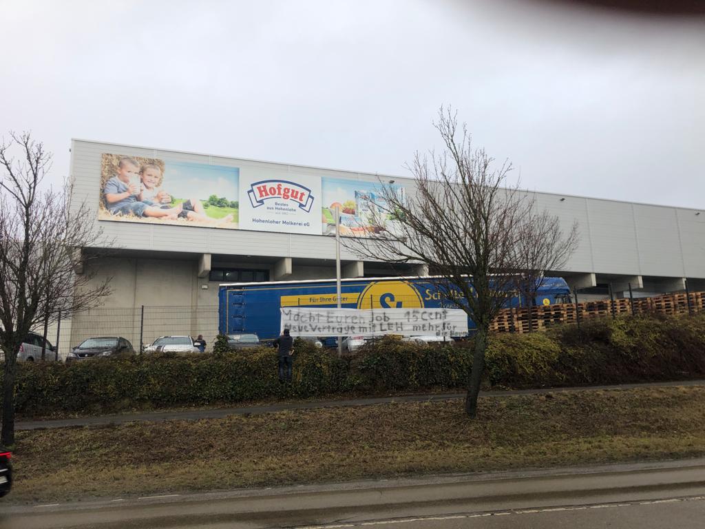 Plakat vor der Hohenloher Molkerei in Schwäbisch Hall