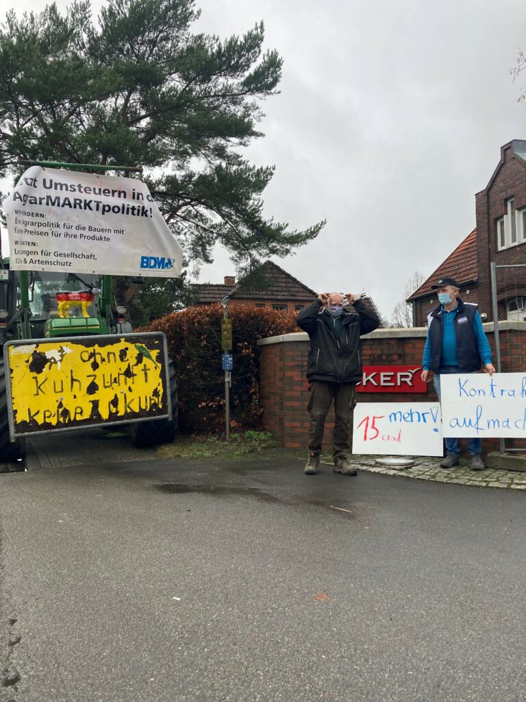 Landwirte vor der Molkerei Rücker in Aurich