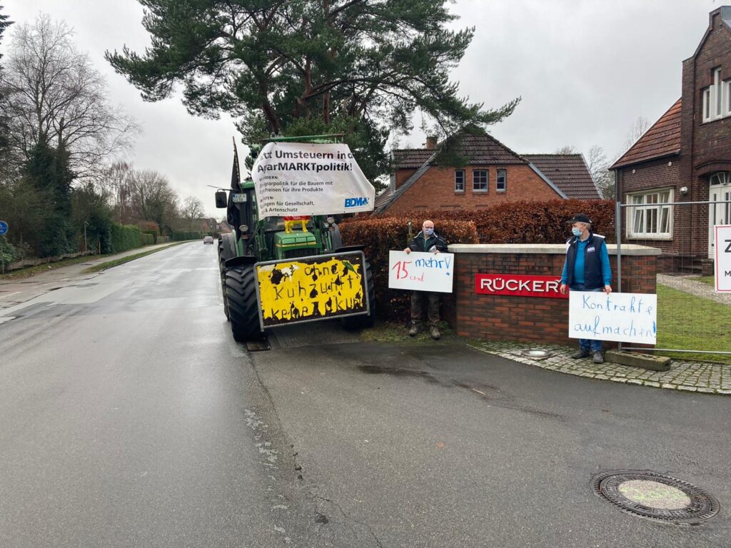 Landwirte vor der Molkerei Rücker in Aurich