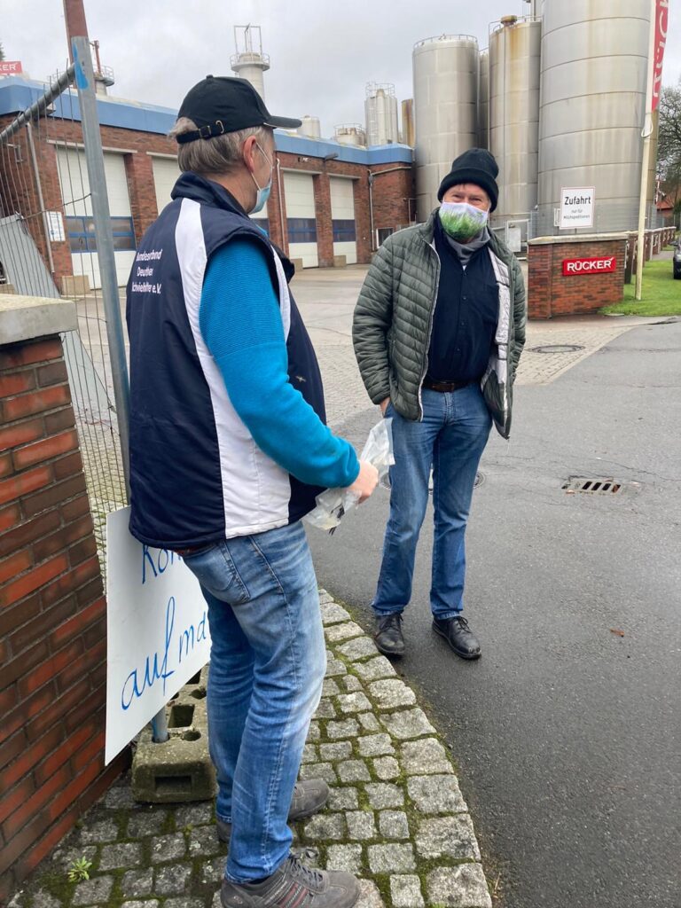 Landwirte vor der Molkerei Rücker in Aurich